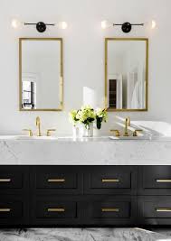 Une Maison Blanche Et Noire Dans Les Hamptons Modern Banyo Banyo Yeniden Modelleme Banyo