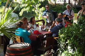 Macedonië staat bekend om haar lage prijzen voor eten en drinken, dus hier kun ohrid is een van de meest populaire bestemmingen in macedonië en staat vooral bekend om haar. N Macedonie Eten Met Muziek In Macedonie Ecktiv