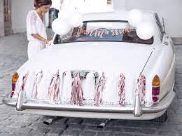 Un tissu de fenêtre facile et transparent doit être acheté à l'avance. Des Idees Pour La Decoration De Voiture De Mariage