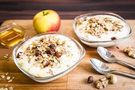 Joghurt Quark Mit Apfel Und Gerosteten Nussen 30g Haferflocken Oder Musli 30g Nussmix Haselnusse Cashwee Wa Ernahrungstagebuch Ernahrung Lebensmittel Essen