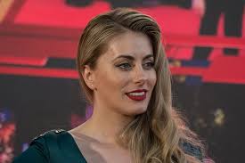 Los doctores de la tv aplaudieron las medidas de precaución. Datei Copihue De Oro 2018 Catalina Palacios 02 Jpg Wikipedia