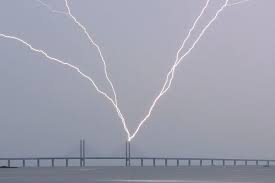 Surround yourself with a shield of lightning for 30 min.melee attackers have a 100% chance to suffer (15% of spell power) nature damage enhancementand have a 50% chance to generate a stack of maelstrom weapon elementaland have a 100% chance to generate 5 maelstromonly one elemental shield can be active on the shaman at a time. Har Slar Blixten Ner I Sveriges Hogsta Bygge Oresundsbron Svd