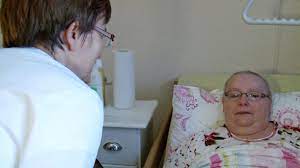 Palliativmedizin (abgeleitet von „palliativ, aus lateinisch cura palliativa, erstmals belegt um 1363 bei guy de chauliac, von palliare „mit einem mantel umhüllen, „bemänteln „verbergen, „schützen, von pallium „mantel. Das Palliativ Care Team Bei Einer Patientin Zu Hause Youtube