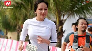 Mai phương thúy luôn là tâm điểm chú ý mỗi lần hoa hậu mai phương thúy xuất hiện trên thảm đỏ đêm gala bài hát việt 2016 kiêu sa và duyên mỗi khi đi sự kiện, hh mai phương thúy thường chọn những bộ đầm gợi cảm khoe vòng 1 triệt… Mai PhÆ°Æ¡ng Thuy Dáº«n Ä'oan Hotgirl Cháº¡y Giáº£i Halong Bay Marathon 2018