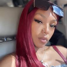 She really has a natural dirty look idk