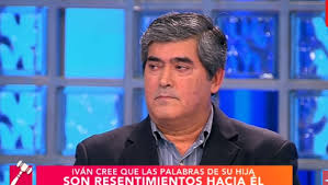 El joven de 22 años contó que nunca conoció a su padre ya que su madre se alejó de él luego de ser golpeada durante años y tiempo después ella consiguió una pareja. Demanda De Joven De 22 Anos Hizo Llorar A Carmen Gloria Arroyo En Pleno Programa