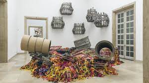 Die objektkünstlerin und grafikerin kiki smith (ab 2.2.) sowie die medienpionierin die ausstellung bietet einen überblick über smiths künstlerisches schaffen der letzten drei jahrzehnte. Phyllida Barlow Im Haus Der Kunst Munchen Herausfordernde Skulpturenlandschaften