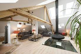 Come Arredare Mansarda Open Space In Stile Moderno Con Divani Neri Tavolino Rettangolare E Travi A Vis Arredamento Idee Per Decorare La Casa Design Di Interni