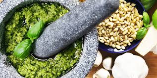 La ricetta passo dopo passo per preparare il pesto alla genovese in casa velocemente grazie al frullatore. I Trucchi Per Il Pesto Genovese Fatto In Casa Con La Ricetta Originale