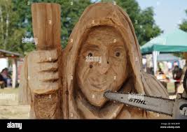 Tornau, Germany. 28th July, 2019. The wood artist Dan Nissen from Denmark  works with a chainsaw