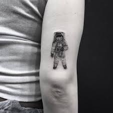 People with astronaut tattoo are proudly wearing tattoos on their fingers, face, arms, back … Single Needle Astronaut Tattoo On The Back Of The Right
