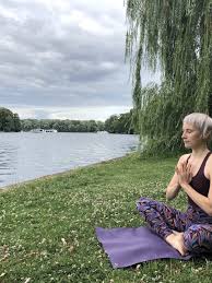 Maybe you would like to learn more about one of these? Outdoor Yoga Tipps Fur Praxis Im Grunen Die Besten Berlin Spots