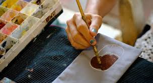 Kumaşlardan yağlı boya lekesini çıkarmak için kumaşı ters çevirerek ılık suyla ağartıcı olmayan bir deterjanla silmek gerekir. Yagli Boya Lekesini Kolayca Cikarma Dogala Dogru Kendine Don Www Dogaladogru Com