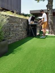 De nombreux terrains de football sont aujourd'hui en gazon artificiel et, comme pour le gazon naturel, présentent des avantages et des inconvénients. Quel Materiau Pour Ma Terrasse Prix Avantages Et Inconvenients Terrasse Gazon Synthetique Amenagement Exterieur