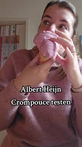 Ik test de Albert Heijn Crompouce uit! Twee crompoezen kosten € 4,99 en ik  vind ze lekker, maar niet geweldig. Het croissantje is wat droog en klef en  de room heeft amper smaak. Ik zou voor die van de ...