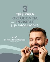 En vacaciones ☀ , tus alineadores invisibles continúan realizando esos  micromovimientos dentales que van a ayudarte a conseguir tu sonrisa soñada.  👄 Por eso, queremos decirte los 3️⃣ mejores consejos para cuidarlos