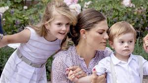 Das wichtigste in kürze prinzessin sofia von schweden erwartet derzeit ihr drittes kind. Ostergruss Aus Schweden Susse Neue Bilder Von Prinzessin Estelle Und Prinz Oscar