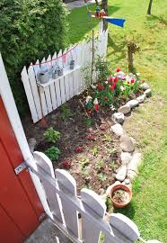 Wahrend Ich In Den Letzten Tagen In Unserem Garten Werkelte Und Die Beete Bestellte Hatte Ich Fur Kurze Zeit Ei Kinder Garten Diy Gartenprojekte Diy Gartenbau
