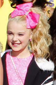 Jojo Siwa Wavy Golden Blonde Hair Bow High Ponytail Ponytail Hairstyle Jojo Siwa Jojo Bows Vidal Sassoon Hair Color