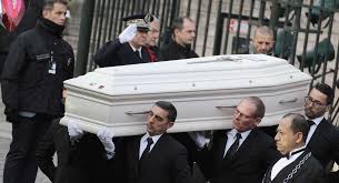 Il était en effet urgent d'exhumer la dépouille de johnny hallyday selon l'avocat de sa veuve, gilles gauer, qui avait confirmé dans un communiqué que le cercueil, posé à même le sable et très près de la mer, risquait de jour en. Le Cercueil De Johnny Hallyday Est Tres A La Mode