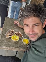 תמיד אני שואל את הקהל שלי בהרצאות, איפה כדאי לאכול שווארמה באיזור. הפעם  הייתי בהרצאה בתיכון עמל ברמת דוד, וכולם שם שלחו אותי לשווארמה של יאמן  בזרזיר. לא שמעתי עליו ולא זכור