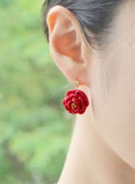 正絹 ほんわり椿のストーン付きピアス 白 つまみ細工 和 or 浴衣 or 着物 丸薔薇 バラ 薔薇 玉バラ 揺れる or ゆらゆら つまみ細工 ピアス ピアス 赤 ジュエリーパターン