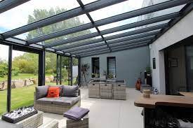 veranda avec toit en verre et structure aluminium binome en 2021 toit en verre maison toit terrasse veranda toit plat