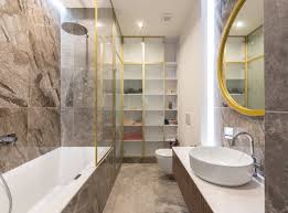 In questo bagno il cliente ha richiesto necessariamente una vasca. Osservatorio Sulla Casa Come Arredare Un Bagno Stretto E Lungo Consigli Per Ottimizzare Gli Spazi