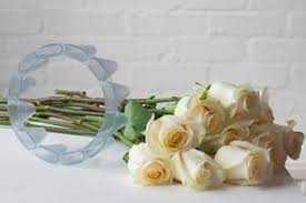 Misalkan saja bunga mawar, bunga tulip, bunga dahlia, bunga teratai, bunga anggrek, bunga melati, bunga sakura, bunga sepatu, bunga raflesia, dan bunga indah lainnya. Vas Bunga Ini Kurangi Stres Jelang Pernikahan