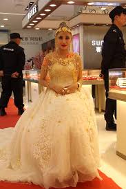 Un abito unico, che tenga incollati… Cina L Abito Da Sposa D Oro Per Il Giorno Del Si Vale 480mila Euro Corriere It