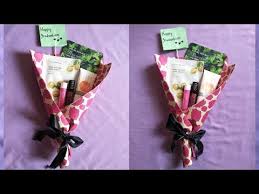 Ada yang lebih selesa buat bunga dari luar ke dalam dan ada yang sebaliknya. Alat Dan Bahan Membuat Buket Bunga Wisuda Sekilas Bahan