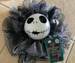 Sin aspavientos, elegantemente, mientras que el campo focal se abre por primera vez y nos transmite la sensación de que empieza a respirar con algo de oxígeno. New Nightmare Before Christmas Merch At Walgreens The Main Street Mouse