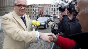 En she's in a medically induced coma. Laurent Place Dans Un Coma Artificiel Pour Optimaliser Son Traitement