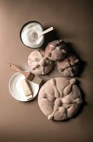 Clasico De Temporada E Infaltable En Las Ofrendas Y Las Mesas Durante Octubre Y Noviembre Con Una Hum Pan De Muerto Panes Dulces Mexicanos Chocolate A La Taza