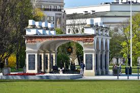 It was destroyed by german armed forces in world war ii and not rebuilt as of 2020. Czy Warto Odbudowywac Palac Saski