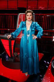 Kelly Clarkson Wows In Plunging Blue Dress Crystal Pumps On The Voice