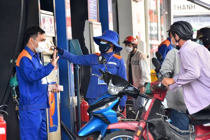 Giá xăng tăng nhẹ, giá dầu diesel tăng mạnh hơn 1.800 đồng/lít - Báo Người  Lao Động