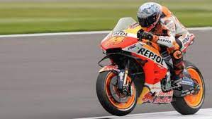 Quartararo con asfalto quasi asciutto è andato a centrare la pole position davanti al compagno di squadra e a jack. 4fus Qwdep37gm