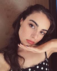 Misbehaving 😇 (Have u ever seen a hand look so stewpid??? Me neither.  Happy Monday, folks 💌)