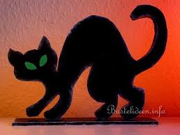 Bastelanleitung tiere zum ausdrucken katze : Halloween Laubsagearbeit Halloweenkatze Als Gruselige Dekoration