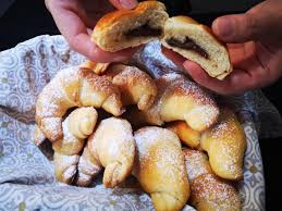 Seguitemi in cucina oggi ci sono i cornetti alla crema! Cornetti Alla Crema Di Nocciola E Marmellata Dire Condire