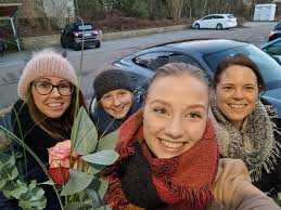 unsere 2.Jugendleitung hat sich getraut Am 2.2.2022 haben sich Conny  Schiller und Mike Schiller das ja Wort gegeben. Die Mädls von der  1.Mannschaft kamen zum Spalierstehen. Wir wünschen Ihnen Herzlichen  Glückwunsch und