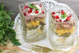 салат из копченой курицы с черносливом и грецкими орехами Salat S Utkoj I Kukuruzoj Recept S Foto Salatiki S Lyubovyu V 2019 G Salaty Recepty I Yagody