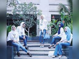 Seluar jean's levis slimfit blue. 7 Foto Fesyen Tudung Paling Pelik Che Ta Dengan Seluar Jeans Koyak Ketika Posing Mengghairahkan Dengan Adik Beradiknya