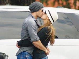 William_Levy_y_Elizabeth_Gutierrez_besandose