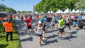 Göteborgsvarvet is probably the largest half marathon in the world, with about 60 000 registered participants and almost 50 000 runners. Tiotusentals Lopare Pa Gatorna Trafiken Nu Goteborg