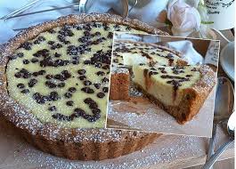 In questa ricetta scopriremo come preparare una deliziosa e golosa torta di biscotti con cioccolato e mascarpone, una torta che può essere realizzata durante tutto l'anno, particolarmente in primavera ed estate, in quanto non richiede cottura e risulta fresca al palato! Crostata Favolosa Mascarpone E Cioccolato Dolce Ripieno Cremoso Cucinare E Come Amare