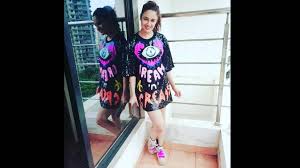 She is shooting a clip on her mobile phone inside a salon where her husband prince narula is also seen. Jqwr1javnkyzsm
