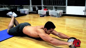 abs workout with an abs roller treino