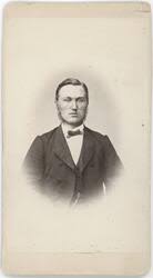 Kyrkoherde Adolf Murray tillsammans med två äldre pojkar, Forsmark, Uppland  -Upplandsmuseet